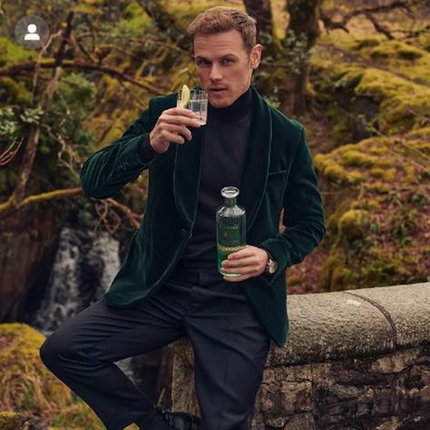 Outlander's Sam Heughan sends fans festive message with cool snap Velvet Blazer Outfit, Green Velvet Blazer, James Fraser Outlander, Casual Suit Jacket, Fall Suit, Velvet Suit, Blazer Outfit, Long Sleeve Outerwear, December 25