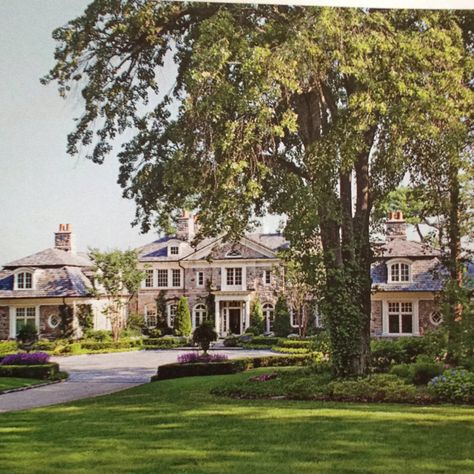 Woah Long Island House Exterior, North Shore Long Island, Island House Exterior, Driveway Circle, Amazing Mansions, Hamptons Architecture, Rhode Island Mansions, Long Island Mansion, Colonial Mansion