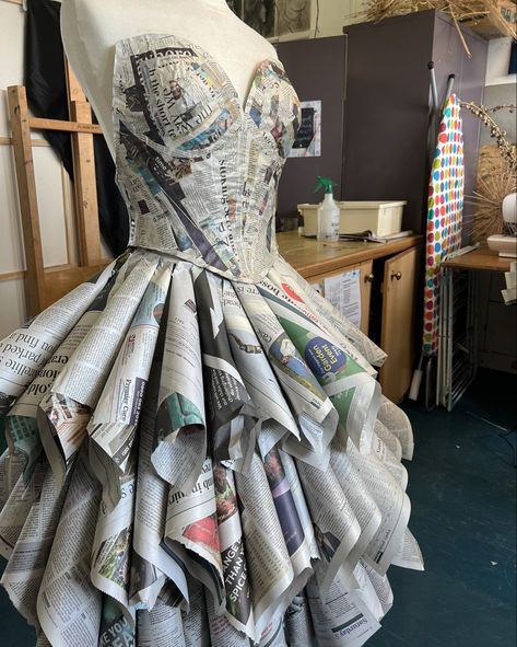 texiles piece made completely out of newspaper 🤍 - creators : gwen brown and izzy winter Newspaper Dress Diy, Newspaper Clothes, Paper Dress Fashion, Newspaper Outfit, News Paper Dress, Recycled Dress Ideas, Paper Dress Art, Avangard Fashion, Eco Dresses