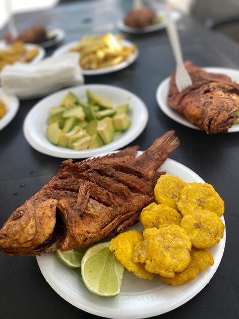 Dominican Party Food, Dominicano Recipes, Fish Bar, Holistic Recipes, Dominican Food, Haitian Food Recipes, Hispanic Food, Healthy Food Motivation, Caribbean Recipes