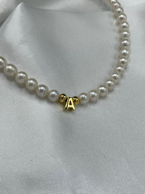 Diy Earrings Pearl, Necklace With Letter, Dainty Necklace Gold, Preppy Jewelry, Graduation Jewelry, Jewelry Accessories Ideas, Letter Charm, Dope Jewelry, Gold Initial