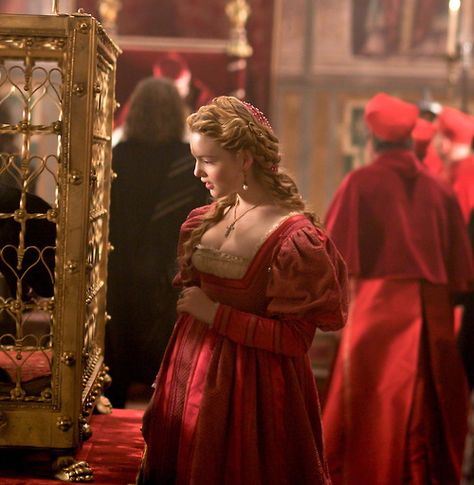 Holliday Grainger as Lucrezia Borgia in The Borgias (TV Series, 2012). Borgia Aesthetic, Historic Aesthetic, Borgias Costumes, 1400s Fashion, François Arnaud, Daena Targaryen, Era Dresses, Period Films, Holliday Grainger