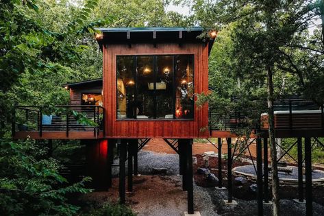 Luxury Treehouse, Treehouse Airbnb, Luxury Tree Houses, Treehouse Cabins, Cozy Chair, Gorgeous Bathroom, Tree Houses, Private Patio, Gas Fireplace