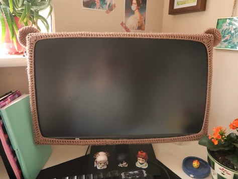 Cute crochet pattern for monitor tv screen for kawaii gaming set up #aesthetic #gamingsetup #crochetpattern Monitor Cover Crochet, Crochet Gaming Accessories, Crochet Desk Accessories, Gaming Set Up Aesthetic, Fancy Knots, Crossbody Purse Patterns, Monitor Cover, Crochet Unicorn Pattern, Setup Pc