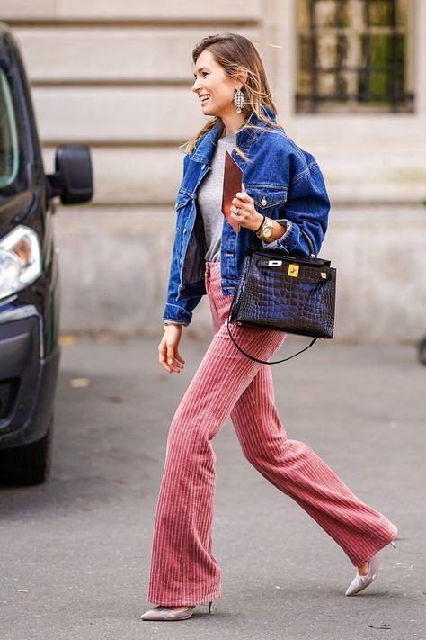 Loving these wide leg pink corduroy trousers paired with this jean jacket! The perfect street style look! Cute Jean Jacket Outfits, Spring Denim Outfits, Corduroy Pants Outfit, Cute Jean Jackets, Walking Down The Street, Spring Denim, Jean Jacket Outfits, Denim Outfits, Outfit Jeans