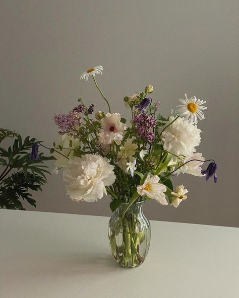 kimda flower on Instagram: “Basic class / vase arrangement #킴다플라워” Basic Flower Arrangement, Korean Bouquet, Making A Bouquet, Vase Arrangements, Flower Therapy, Home Flowers, Flower Arrangement, Love Flowers, Pressed Flowers