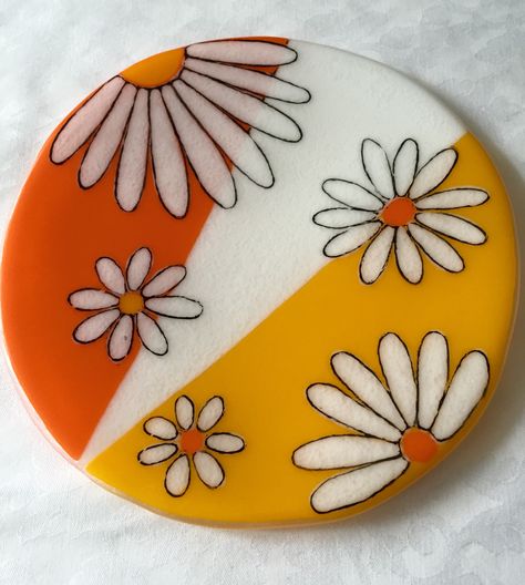 Fused glass - Daisies Circle Glass Painting Ideas, Fused Glass Plates Ideas, Glass Fusion Plates Design, Fused Glass Plates Artful Home, Fused Glass Daisy, Glass Art Products, Diy Pottery Painting, Coaster Art, Fused Glass Plates