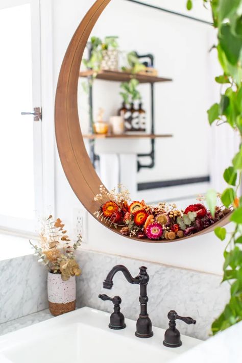 Here's an Easy, Cheap Way to Display Dried Flowers in a Bathroom | Apartment Therapy Ikea Round Mirror, Urban Outfitters Rug, Urban Outfitters Curtains, Picture Molding, Ikea Mirror, Apartment Vibes, West Home, California Modern, Sleek Storage