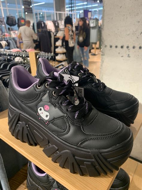 Kuromi Shoes, Kuromi Outfit, Kuromi Clothes, Bershka Shoes, Nike Shoes Women Fashion, Hello Kitty Shoes, Hello Kitty Jewelry, Winter Heels, Girls Heels