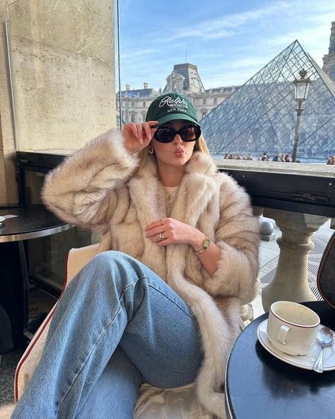 48 hours left see some issues why? Fur Hat Outfit, Eurotrip Outfits, Good Morning My Friends, Mob Wife Aesthetic, Fur Coat Outfit, Wife Aesthetic, Classy Outfits For Women, Chic Winter Outfits, Snow Outfit