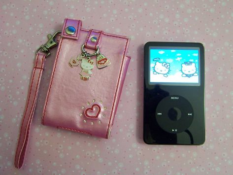 Hello Kitty Ipod Holder Ipod Asethetic, Ipod Music, Vintage Sanrio, Old Tech, Ipod Classic, Retro Gadgets, Aesthetic Candles, Ipod Case, Cute Aesthetic