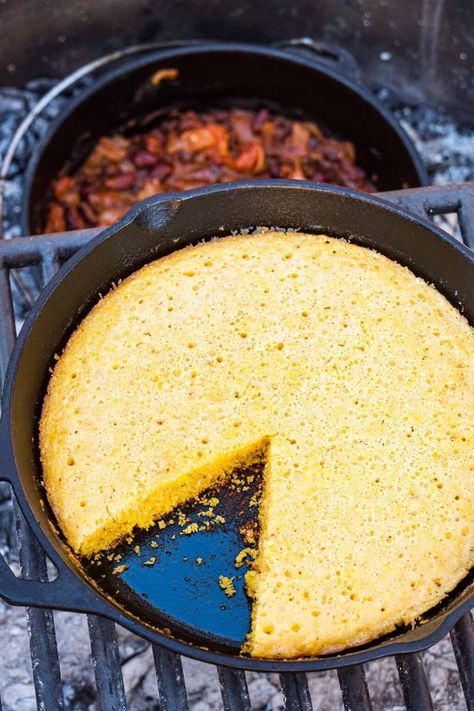 Camping Skillet Cornbread Recipe - Fresh Off the Grid Kamp Kos Idees, Camping Cornbread, Dutch Oven Cornbread, Vegetarian Camping Food, Vegetarian Camping Recipes, Classic Cornbread, Vegetarian Camping, Jiffy Cornbread Recipes, Camp Meals