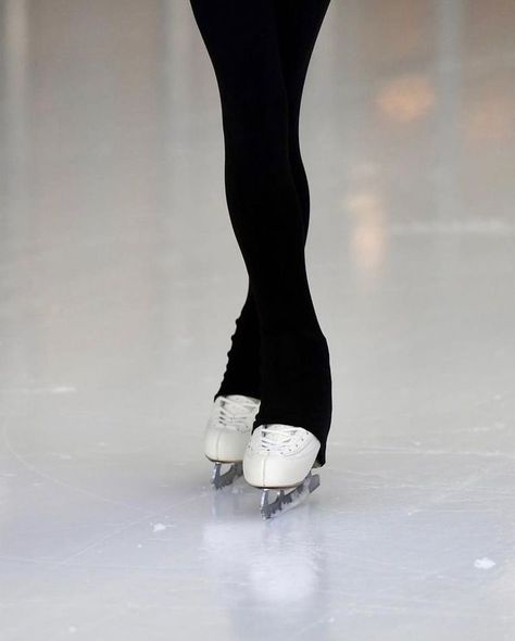 Vampire Lyrics, Skating On Ice, Figure Ice Skates, Figure Skating Outfits, Skate 3, Skating Aesthetic, Sports Aesthetic, The Breakers, Ice Skaters