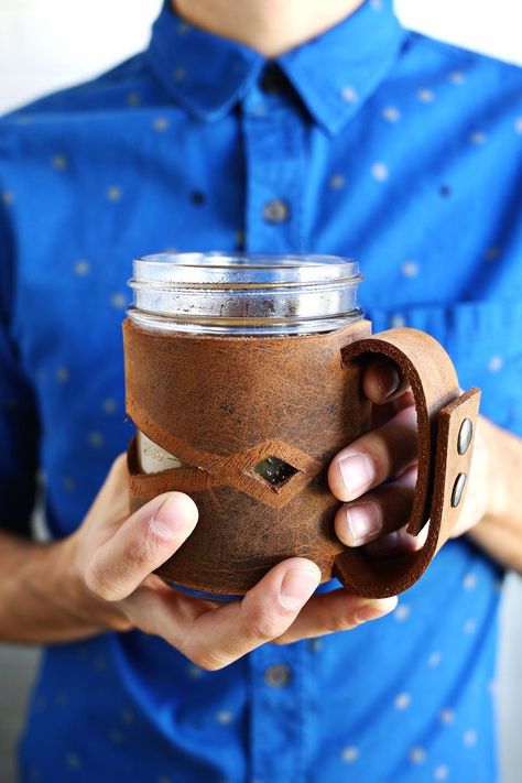 How to: Make a Leather Mason Jar Mug | Man Made DIY | Crafts for Men | Keywords: coffee, leather, Coffee, kitchen ขวดโหล Mason Jar, Mason Jar Sleeve, Diy Leather Gifts, Leather Mason Jar, Diy En Cuir, Diy Gifts For Men, Easy Diy Christmas Gifts, Diy Gifts For Dad, Diy Father's Day Gifts