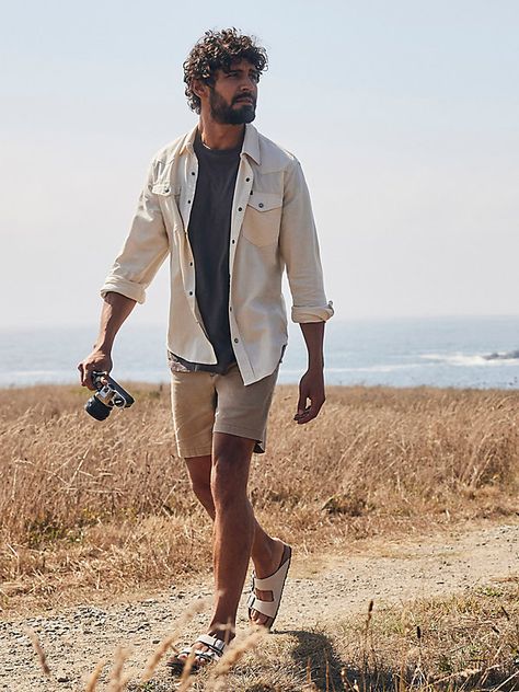 TIMELESS COMFORT WITH A MODERN TWIST When the warmer months roll in, you'll need cool and comfortable go-to styles like the Wrangler® Men's Flat Front Short to get you through the day. Crafted from quality cotton with a hint of stretch, this short is equipped with our Epic Soft technology to make sure you stay feeling good all season. The 7" inseam and regular fit add a modern silhouette to this timeless short, with signature details like our iconic five-pocket design and a single back pocket ‘W Mens Fashion California, Mens Nantucket Style, Mens La Fashion, 30 Year Old Male Fashion, Men’s Active Fashion, Men's Urban Fashion, Men’s Resort Style, Mens Capsule Wardrobe Summer Travel, Men Outdoorsy Style