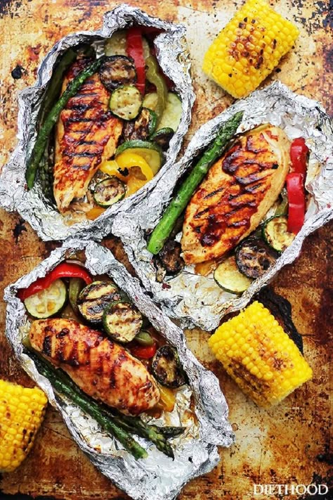 Grilled Barbecue Chicken and Vegetables in Foil - 10 most popular Grilled Clean Eating Recipes Grill Dinners, Protein Dishes, Bbq Meals, Best Camping Meals, Foil Dinners, Foil Packs, Foil Packet Meals, Grilled Bbq Chicken, Full Recipes