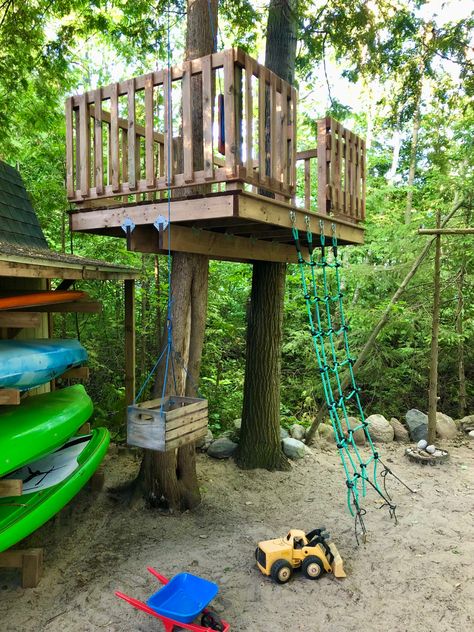 Open Tree House, Tree House On A Budget, Tree House Around Tree, Treehouse Pallets, Platform Treehouse For Kids, Woods Playground, Treehouse Playhouse, Diy Tree House, Diy Treehouse