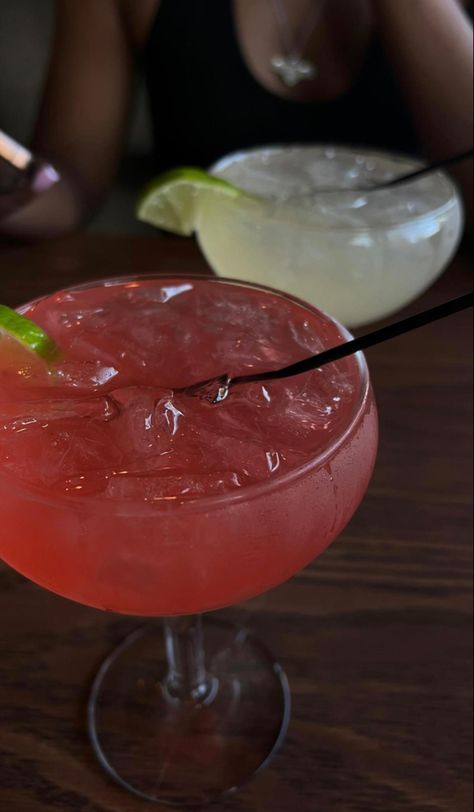 Frozen Margarita Aesthetic, Margarita Drink Aesthetic, Acholol Drinks Aesthetic, Aesthetic Alcoholic Drinks, Alissa Core, Margarita Aesthetic, Cocktails Margarita, Mexican Margarita, Margarita Drink