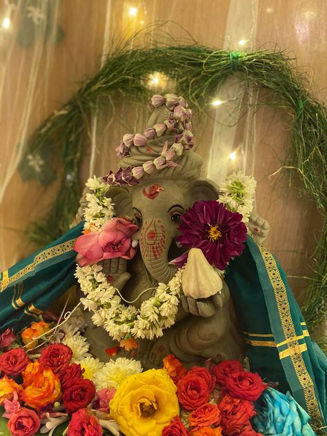 Ganesha Chathurthi Pooja decor at home with dhruva grass arc Ganesh Chaturthi Aesthetic Images, Vinayakar Chathurthi Decor, Aesthetic Ganesh Decoration, Ganesh Chathurti Decor, Eco Friendly Ganesha Decoration, Ganesha Pooja, Flower Decoration For Ganpati, Ganesh Ji Murti For Home, Clay Ganesha