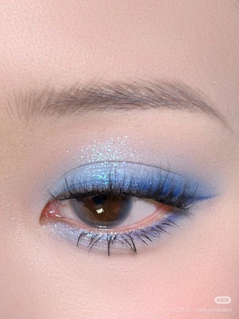 Blue Eyeshadow Makeup Simple, Blue Simple Eye Makeup, Ice Blue Eye Makeup, Pastel Blue Makeup, Blue And Yellow Makeup, Blue White Makeup, Blue And White Makeup, Cute Aesthetic Makeup, Blue Make Up