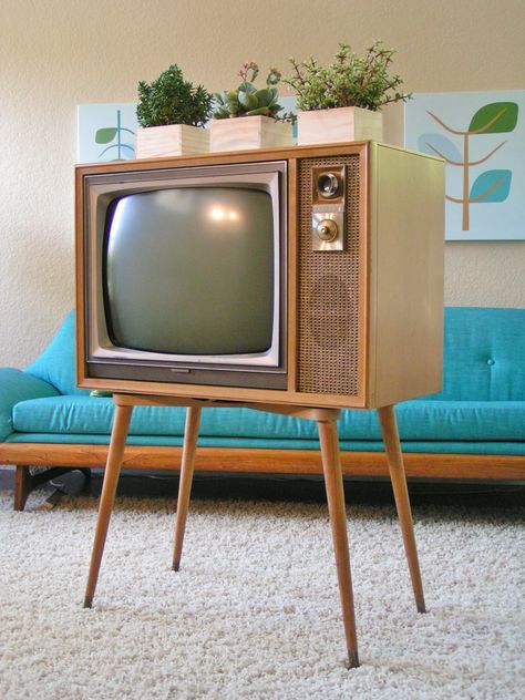 1950's Zenith TV, Black and White, tapered legs, Mid Century sleekandsimplelines.com Old Fashioned Tv, Mid Century Architecture 1960s, Furniture Ads, White Tv, Vintage Television, Casa Vintage, Mid Century Architecture, Architectural Styles, Tv Antenna