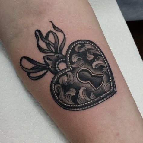 Little heart locket for the lovely Caitlin today ❤ @strbodymodifications #15yearsofSTR Love Lock Tattoo, Heart Shaped Lock Tattoo, Large Tattoo Ideas, Padlock Tattoo, Heart Lock Tattoo, Lock And Key Tattoos, Couples Tats, Heart Locket Tattoo, Skeleton Key Tattoo