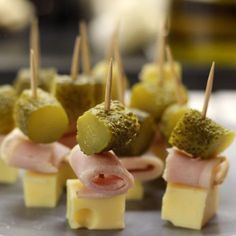 Meat & Cheese Skewers - Turned out great with Black Forest ham, pepper jack cheese, and a slice of spicy pickle. Bachlorette Party Snacks Fun, Party Pick Up Food, Charcuterie Tooth Picks, Appetizer Ideas For Wedding Receptions, Party Table Snacks, Black And White Party Food, Appetizer For Wedding, Party Pack Ideas, 1920s Party Food