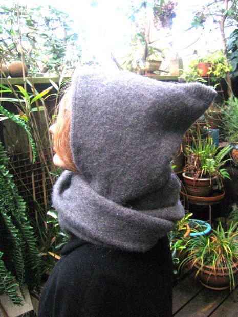 HOODIE SCARF IN 5 MINUTES FROM AN OLD SWEATER Old Sweater Crafts, Diy Tricot, Hoodie Scarf, Sweater Bags, Recycled Sweaters, Recycled Sweater, Sweater Refashion, Old Sweater, Sweater Hat