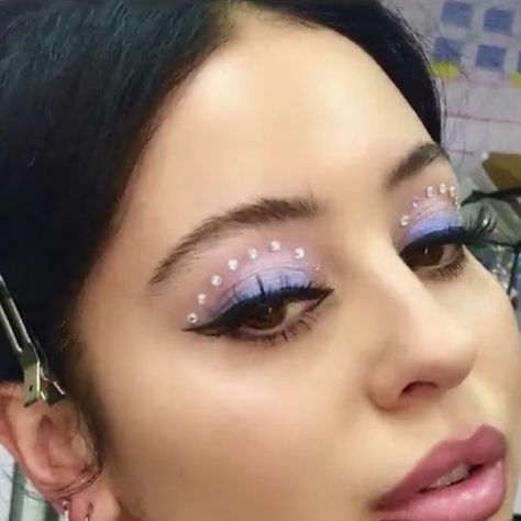 pearls/rhinestones over a light purple shadow & a sharp sexy cat eye Disco Makeup, Purple Shadow, Purple Makeup Looks, Purple Eyeliner, Coachella Outfits, Rhinestone Makeup, Purple Eye Makeup, Eye Makeup Styles, Rave Makeup