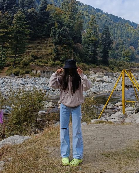 Poses With Bucket Hat, Bucket Hat Outfit, Editing Tricks, Mountain Photos, Outfit Check, Back Pictures, Photo Editing Tricks, Girl Fits, Photo Pose