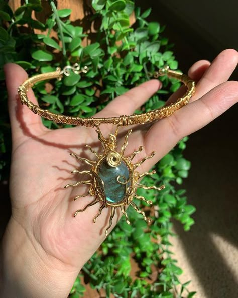 Michelle Macedo on Instagram: "Choker customs I’ve worked on this week😍🫶🏻 so OBSSESED!! I’ve literally been looking for the perfect crystal to make myself a perfect choker 🥹 (I will be opening customs for chokers and pendants next week) . . . . #wirewrappedjewelry #wirewrapping #handmade #wirewrappedcrystals #wirewrapsofig #chokers #handmadejewelry #handmadechoker #crystals #wirewrappingjewelry #wirewrapped #goddess #jewelry #jewelrymaking #jewelrymaker #oneofakindjewelry" Cool Crystal Necklace, Crystal Wrapped Jewelry, Goddess Jewelry Aesthetic, Wire Choker Necklace Diy, Wire Wrap Choker, Wire Wrapped Crystal Jewelry, Fantasy Jewelry Art, Wire Wrapped Choker, Crystal Necklace Diy Wire Wrap