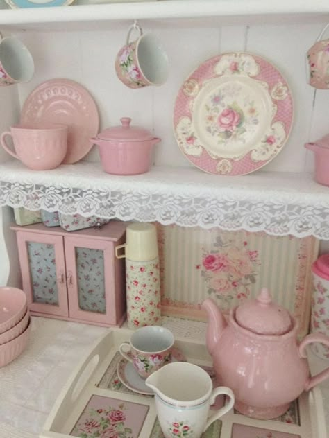 Cute Pink Kitchen Aesthetic, Pink Kitchen Aesthetic, Coquette Kitchen, Cocina Shabby Chic, Muebles Shabby Chic, Desain Pantry, Pink Cottage, Romantic Cottage, Pink Accessories