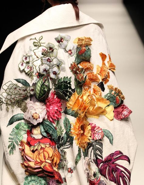 Nguyen Cong Tri | NOT JUST A LABEL Cong Tri, Couture Embroidery, Couture Details, Floral Fashion, Embroidery Fashion, Mode Vintage, Mode Inspiration, Flowers And Leaves, Fashion Details