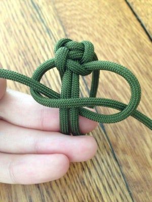 Boy Scout Paracord Neckerchief Slide: 5 Steps Boy Scout Crafts, Boy Scout Activities, Neckerchief Slide, Scout Knots, Cub Scouts Bear, Cub Scout Crafts, Wolf Scouts, Bear Scouts, Paracord Tutorial