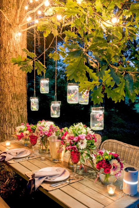 Create a gorgeous outdoor tablescape and dining experience for your guests this summer with these outdoor table setting tips and helpful products. #summertips #summerideas #summertablescape Gorgeous Decks, Hoco Dinner, Outdoor Table Setting, Patio Table Decor, Table Settings Tips, Patio Remodel, Entertaining Tips, Arizona House, House Pictures