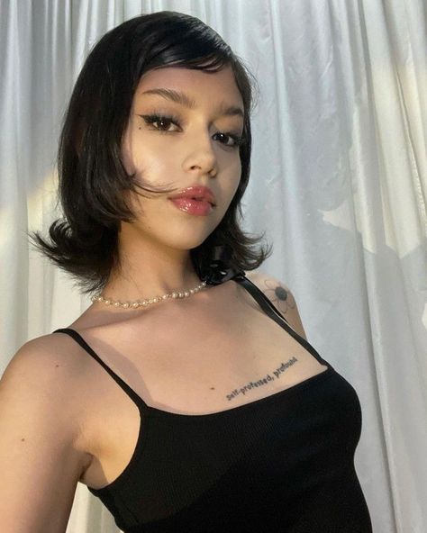 daisyrot08 Short Hair With Layers Side Part, Short Hair Flipped Out Ends, Short Black Hair, Cute Makeup Looks, Hair Stylies, Short Black Hairstyles, Hair Reference, Hair Inspo Color, Feel Pretty