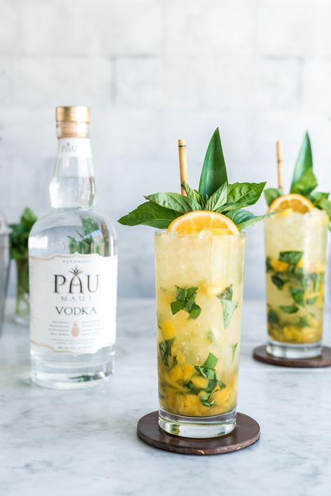 Vodka Pineapple Basil Smash Cocktail - Pineapple and Coconut Pineapple Basil, Tonic Cocktails, Coconut Vodka, Cocktail Original, Basil Smash, Cocktail Sauce Recipe, Pineapple Vodka, Raspberry Mojito, Craft Cocktail Recipe