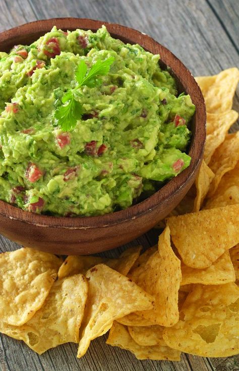 Gauc Homemade Guacamole Recipe, Guacamole Recipe Easy, Avocado Creme, Guacamole Dip, How To Make Guacamole, Easy Guacamole, Homemade Guacamole, Guacamole Recipe, Eat Smarter