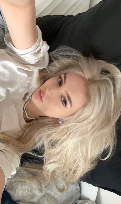 White Blonde Hair, Light Blonde Hair, Blonde Hair Girl, Blonde Hair Inspiration, Foto Tips, White Blonde, Platinum Blonde Hair, Light Blonde, Hair Inspo Color