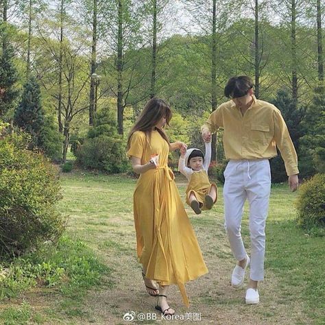 Photos Couple Mignon, Couple With Baby, Kore Ulzzang, Mode Ulzzang, Ulzzang Kids, Cute Asian Babies, Korean Wedding, Cute Couple Outfits, Korean Babies