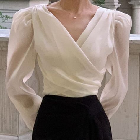 Long-Sleeve V-Neck Plain Tie Back Wrap Blouse Size S M L XL Back Length Bust Shoulder Width Sleeve Length 34 82 39 65 35 86 40 66 36 90 41 67 37 94 42 68 measurement is cm.Product Information Material: 100% Cotton Color: Black Tie Blouse Outfit, Egirl Outfits, Style Kawaii, Causal Outfits, Tie Blouse, Wrap Blouse, Harajuku Fashion, Gothic Lolita, Long Blouse