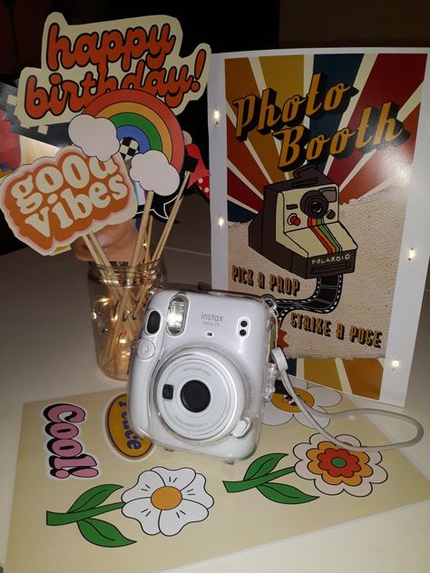 Retro Booth Design, Retro Photobooth, Retro Booth, Photobooth Event, Nye 2023, Instax Mini 11, Foto Props, Retro Posters, Event Props