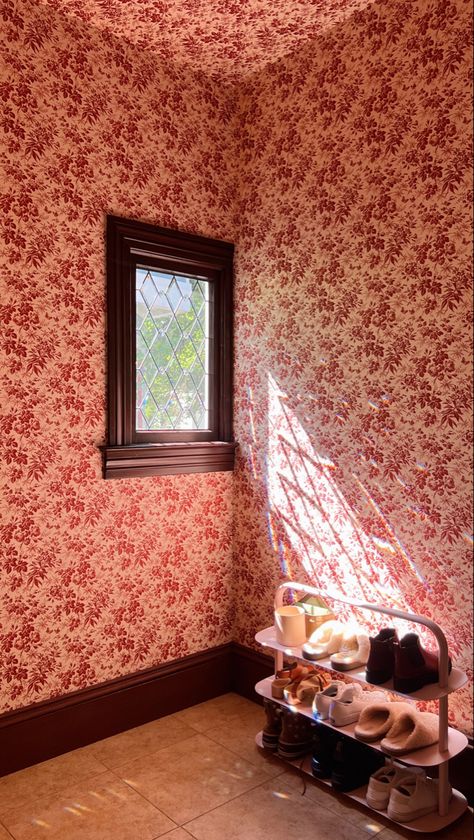 Vintage-inspired floral wallpaper hangs floor to ceiling in the entryway of our Victorian home. Victorian Home Wallpaper, Vintage Wallpaper Room, Vintage Wallpaper Bedroom, Wall Paper Textures, Vintage Wallpaper Home, Gilmore House, Retro Entryway, Victorian Floral Wallpaper, Wall Paper Interior