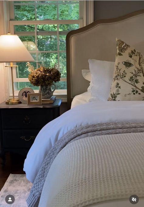 Bedroom Nancy Meyers, Traditional Primary Bedroom Ideas, Nancy Myers Style Bedroom, Charlotte York Bedroom, Nancy Myers Homes Aesthetic Bedroom, Nancy Meyers Interiors Master Bedrooms, Nancy Meyer Bedroom, Nancy Meyers Paint Colors, Martha Stewart Home Aesthetic