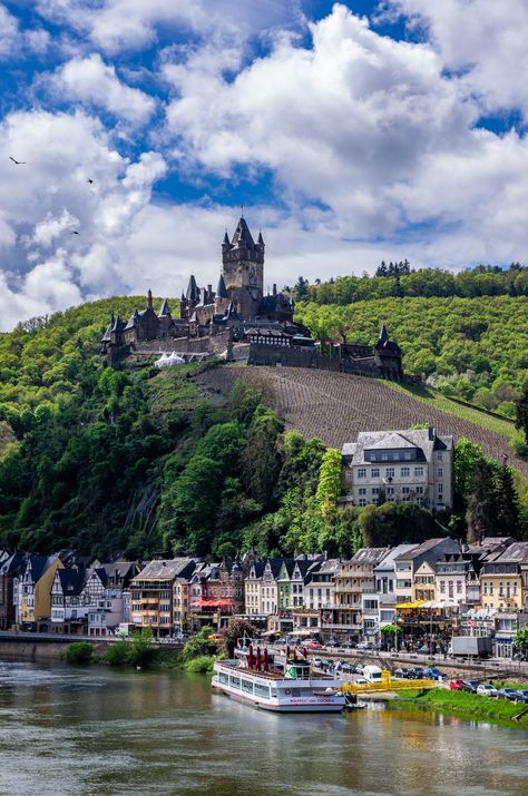 Cochem Germany, German Countryside, Europe Castles, German Travel, Castle Pictures, Adventure Travel Explore, Chateau France, Dream Travel Destinations, Beautiful Castles