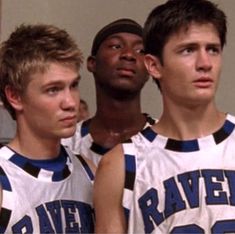 #chadmichaelmurray #jameslafferty #serie #onetreehill #lucasscott #nathanscott Nathan Scott Basketball, Lucas And Nathan Scott, Nathan One Tree Hill, Nathan And Lucas Scott, One Tree Hill Outfits, Lucas And Nathan, One Tree Hill Lucas, Oth Cast, Three Hills