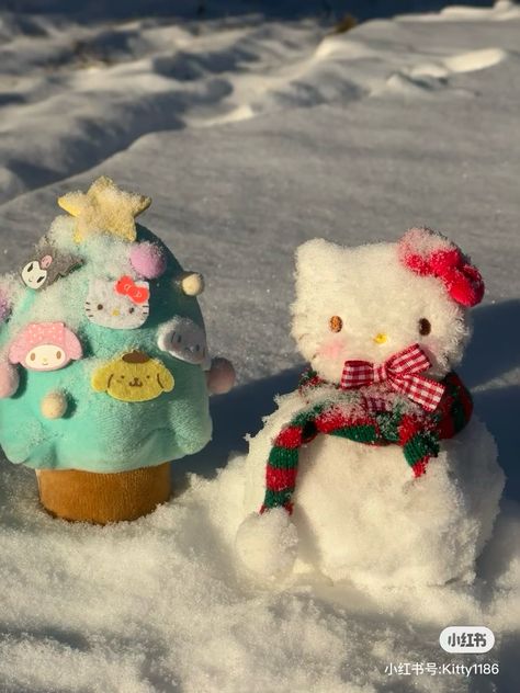 #kirby #sanrio #sanriocore #sanrioaesthetic #roomdecorideas #roomdecorbedroom #kawaii #keychain #hellokittystuff #hellokittycollection #plush #plushies Winter Christmas Tree, Kawaii Keychain, Rh Fits, Kirby Art, Cute Hello Kitty, Winter Inspo, Hello Kitty Christmas, Christmas Wonderland, Hello Kitty Collection