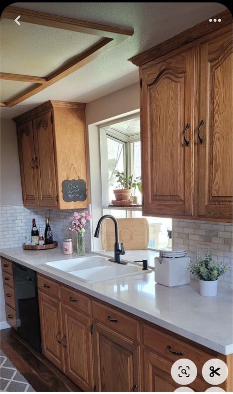 Small Oak Kitchen Ideas, Oak Cabinet Kitchen Floor Ideas, Oak Cabinet Kitchen, Flooring Countertop, Honey Oak Cabinets, Brown Kitchen Cabinets, Brown Cabinets, Oak Kitchen Cabinets, Brown Kitchens