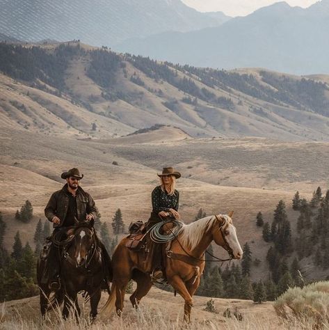 Beth Dutton And Rip, Western Family Pictures, Yellowstone Aesthetic, Desert Mood Board, Rip And Beth, Beth And Rip, Rip Yellowstone, Rustic Mountain Homes, Hippy Vibes