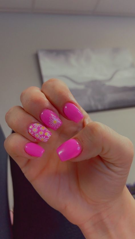 Nail Designs For Pink Nails, Pink Barbie Themed Nails, Pink Nails With Daisies, Barbie Pedicure, Barbie Movie Nails, Barbie Core Nails, Bright Pink Nails With Design, Pink Daisy Nails, Barbie Nails Short